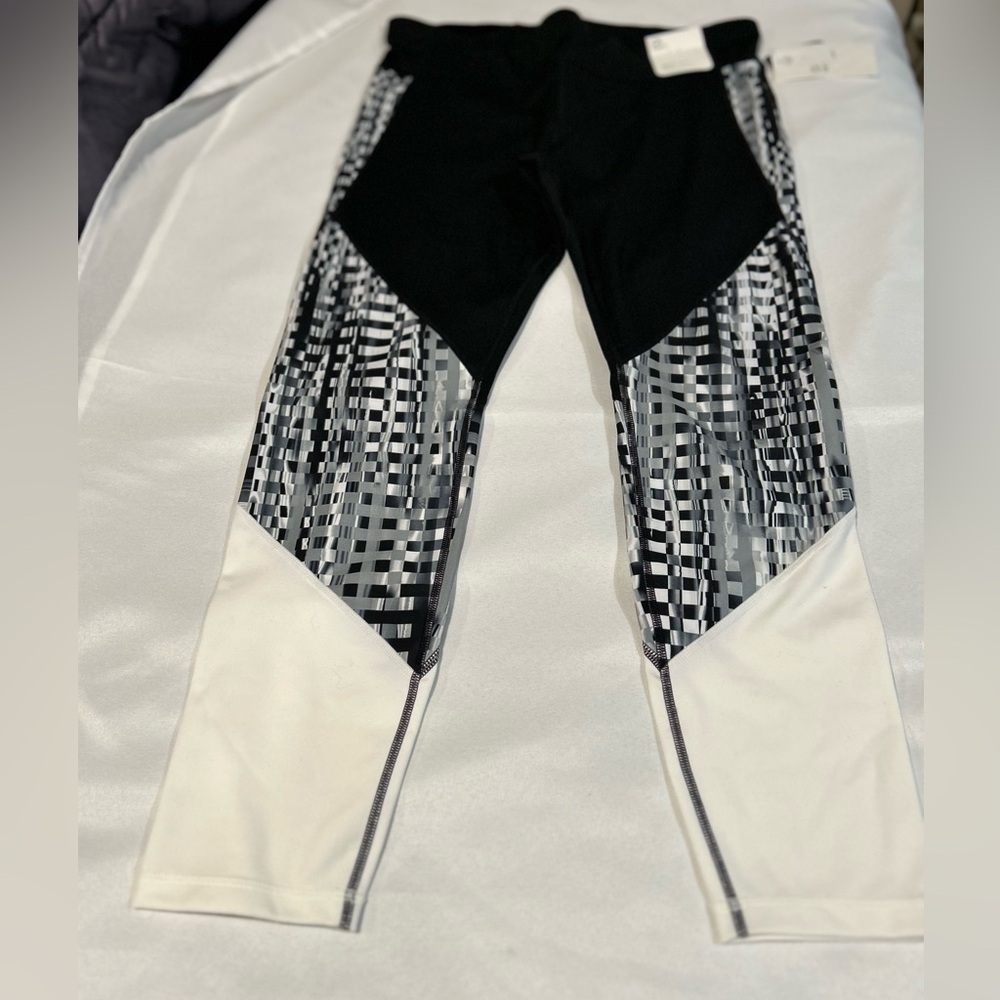 Brand new GapFit leggings high rise fitted through the leg in black,white, gray. - Picture 3 of 12
